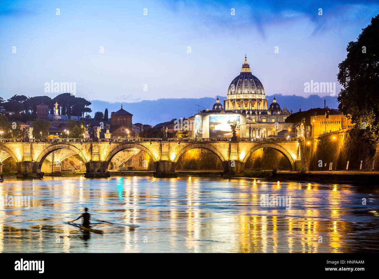 La Basilica di San Pietro con il ponte sul Tevere, crepuscolo, Città del Vaticano, Roma, Italia Foto Stock