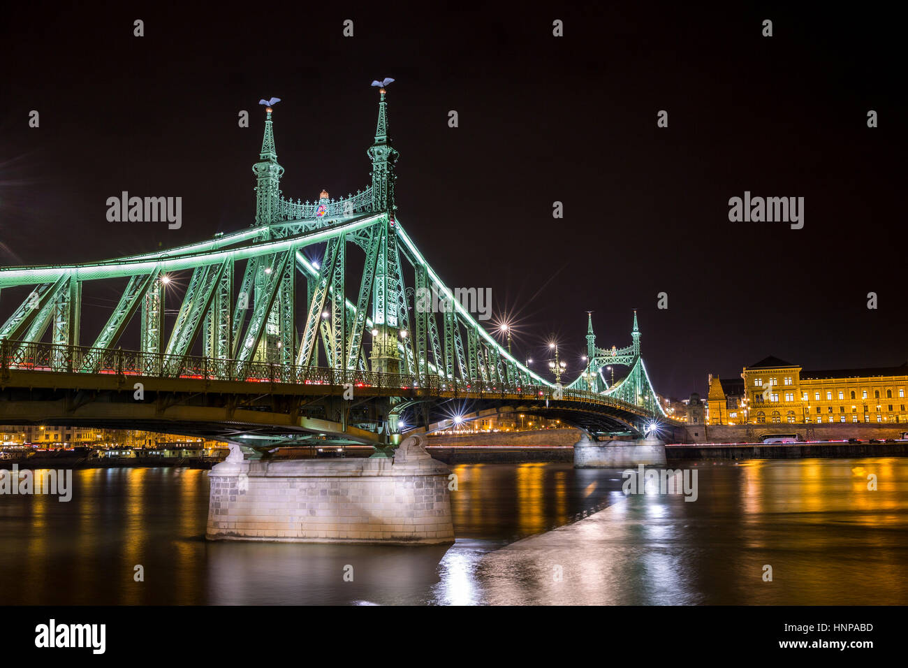 Il ponte più antico di notte, il Ponte delle Catene collega Buda e Pest, Budapest, Ungheria Foto Stock