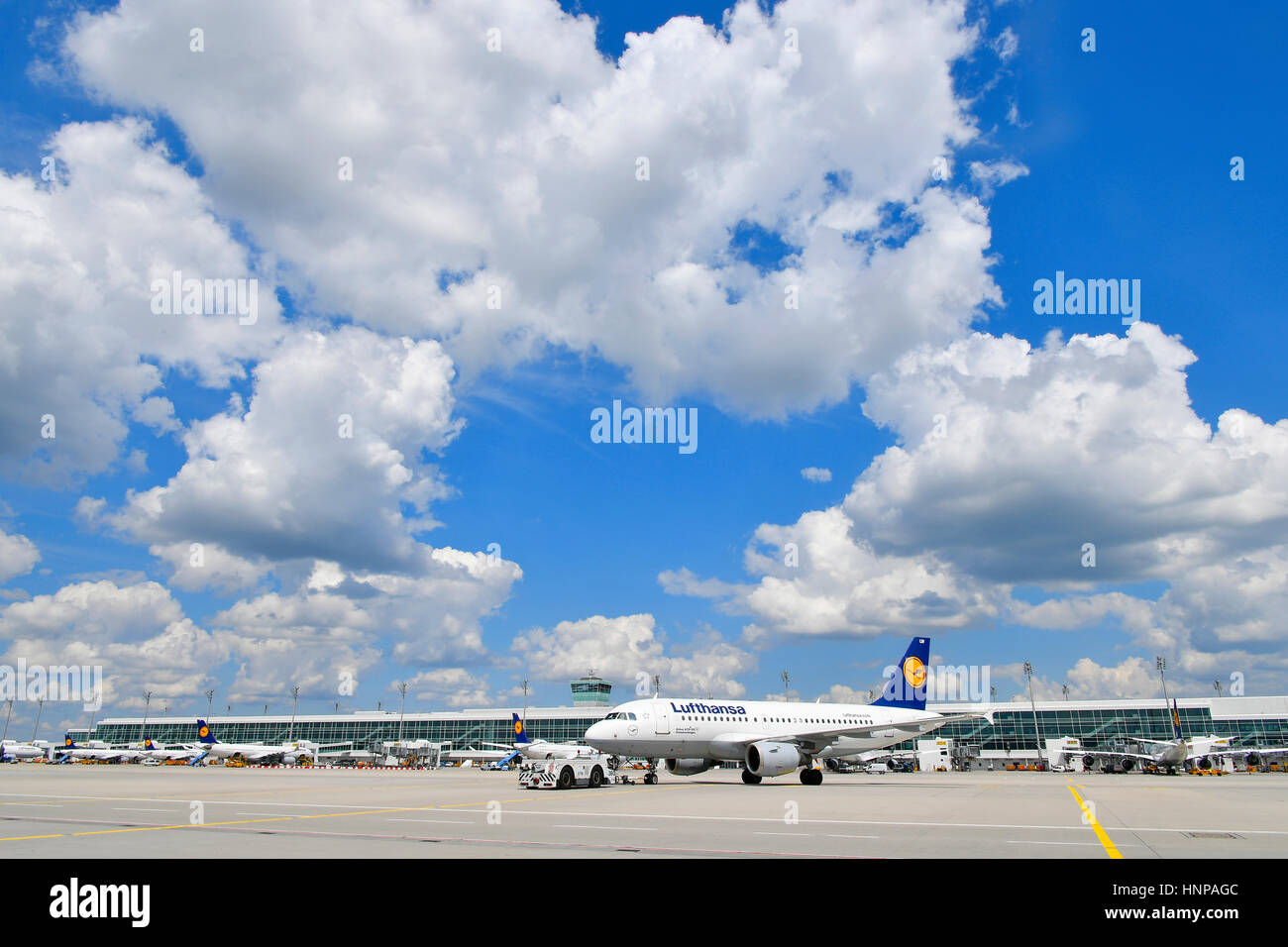 Spingere il carrello durante il traino della Lufthansa Airbus A 319-100, Aeroporto di Monaco di Baviera, Baviera, Germania Foto Stock