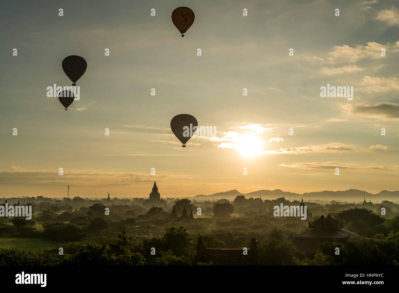 I palloni ad aria calda a sunrise su templi e pagode, Bagan, Mandalay Myanmar Foto Stock