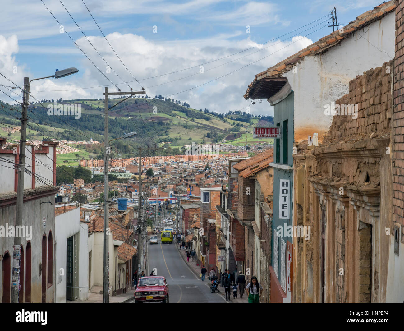 Tunja, Colombia - Maggio 02, 2016: ripida e stretta via della piccola cittadina. Foto Stock