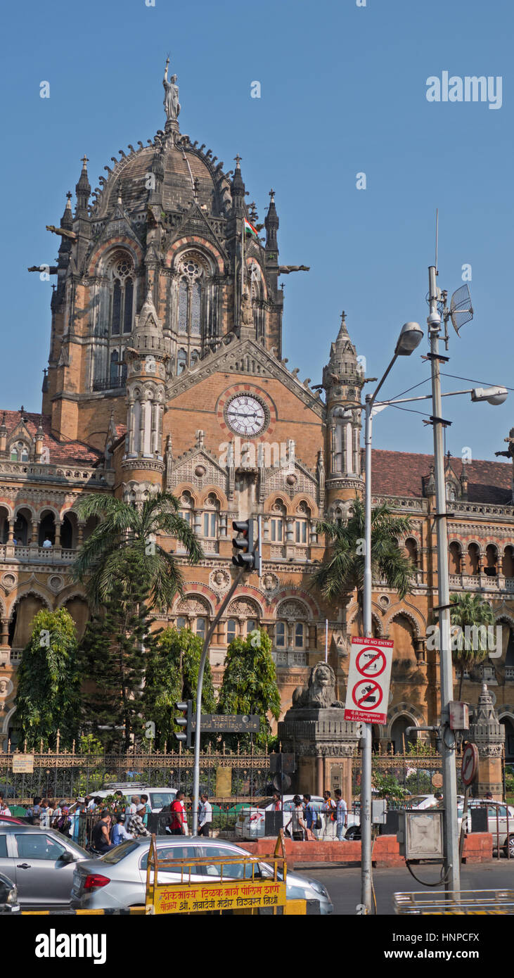 Il diciannovesimo secolo la stazione ferroviaria di Victoria in Mumbai, India Foto Stock