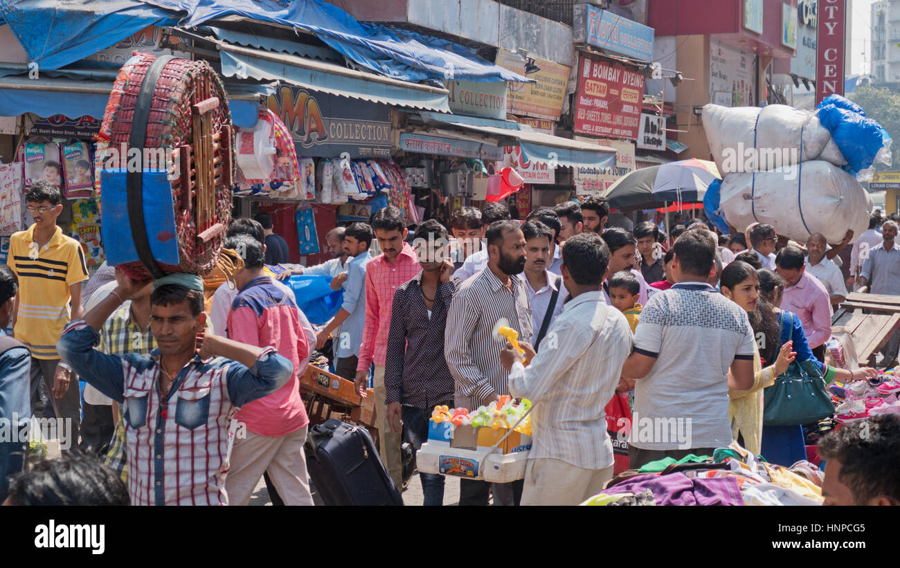 Mercato all'aperto sulla scena Janjiker Street nel sud di Mumbai, India Foto Stock