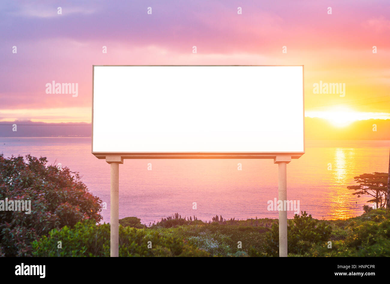 La schermata bianca vuota per affissioni pubblicità esterna al tramonto ,pronto per il display del prodotto montage,annuncio. Foto Stock