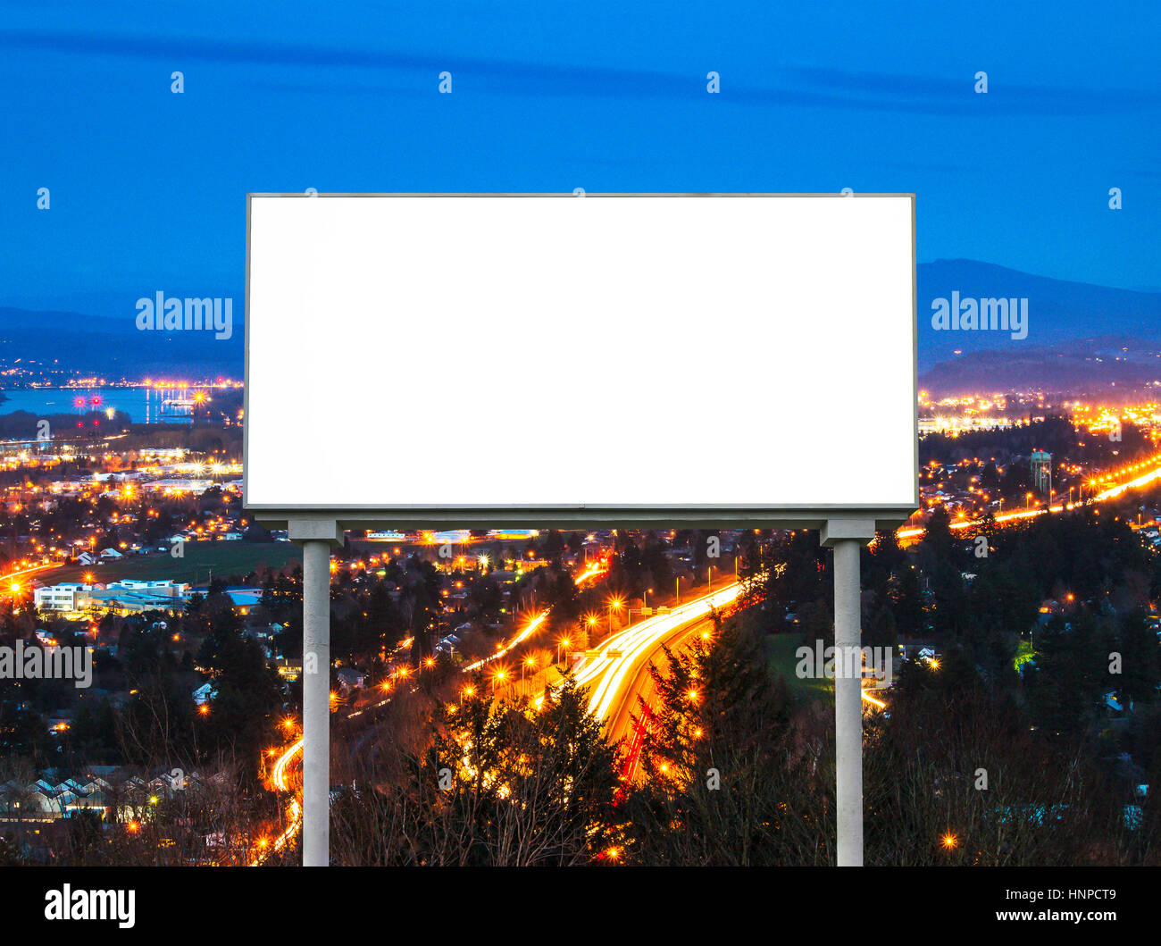 La schermata bianca vuota per affissioni pubblicità esterna al tramonto ,pronto per il display del prodotto montage,annuncio. Foto Stock