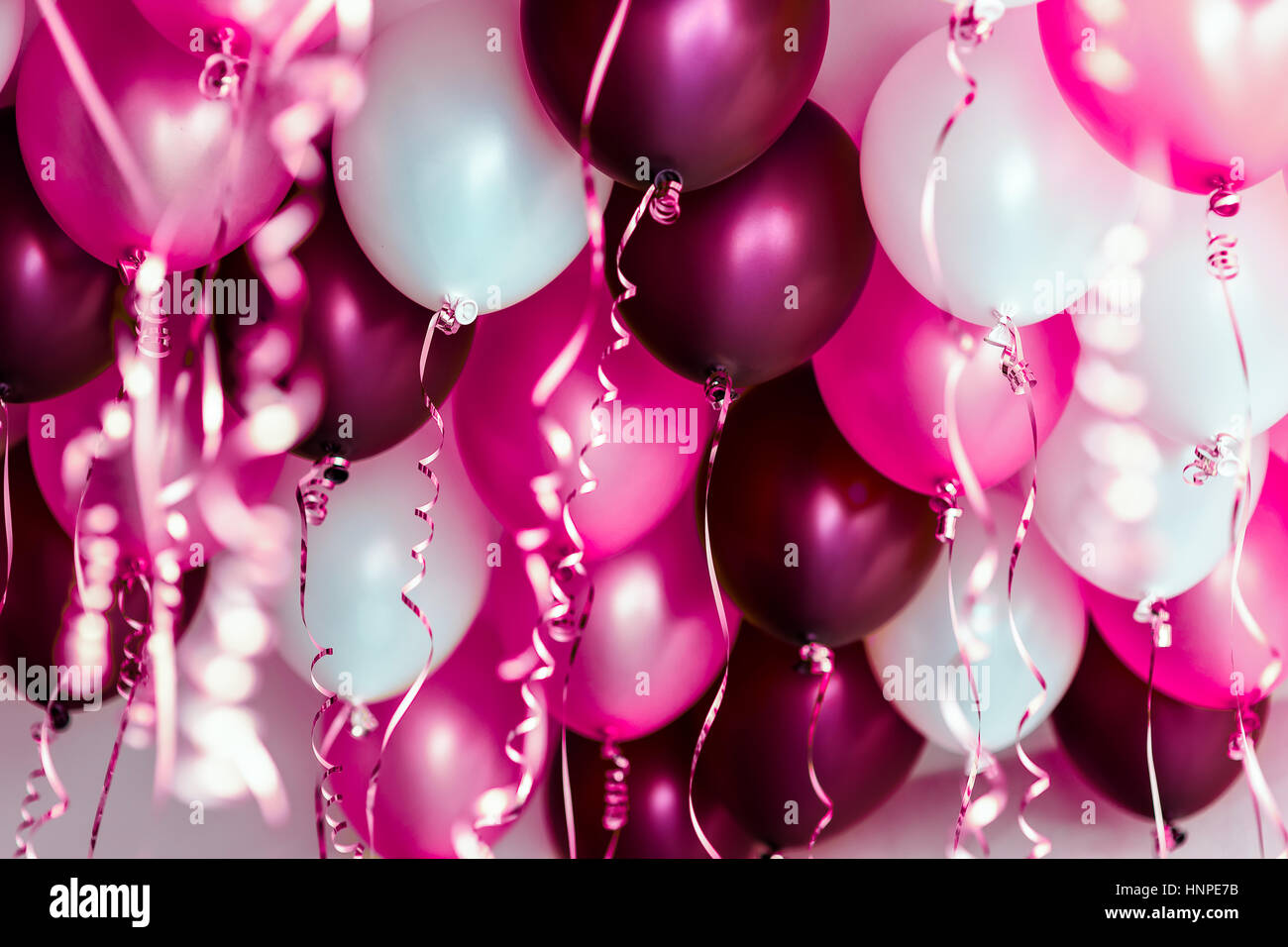 Molti grandi palloncini bianchi che pendevano dal soffitto durante una  cerimonia e celebrazioni Foto stock - Alamy