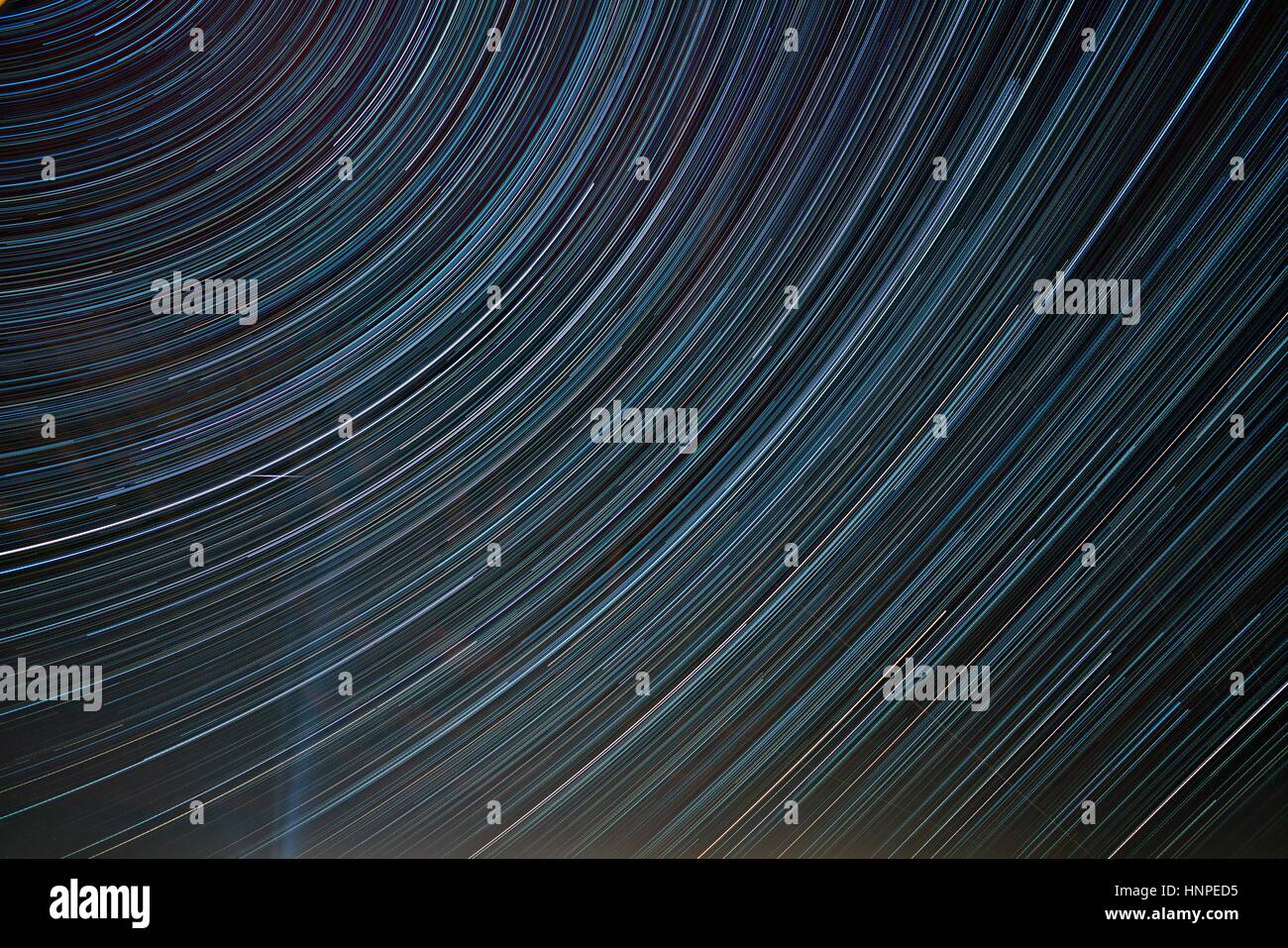 La fotografia reale delle tracce stellari nel cielo notturno Foto Stock