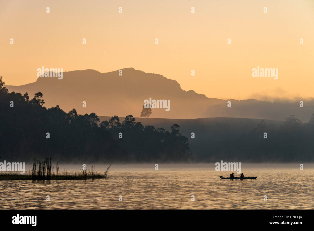 Una barca Kayak su una diga in Zimbabwe altipiani orientali. Foto Stock