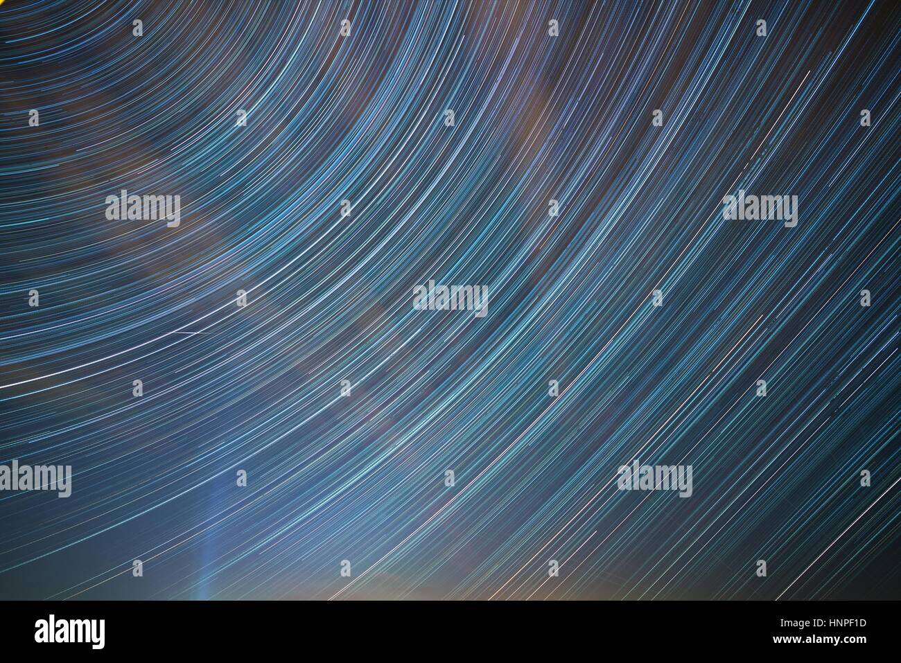 La fotografia reale delle tracce stellari nel cielo notturno Foto Stock