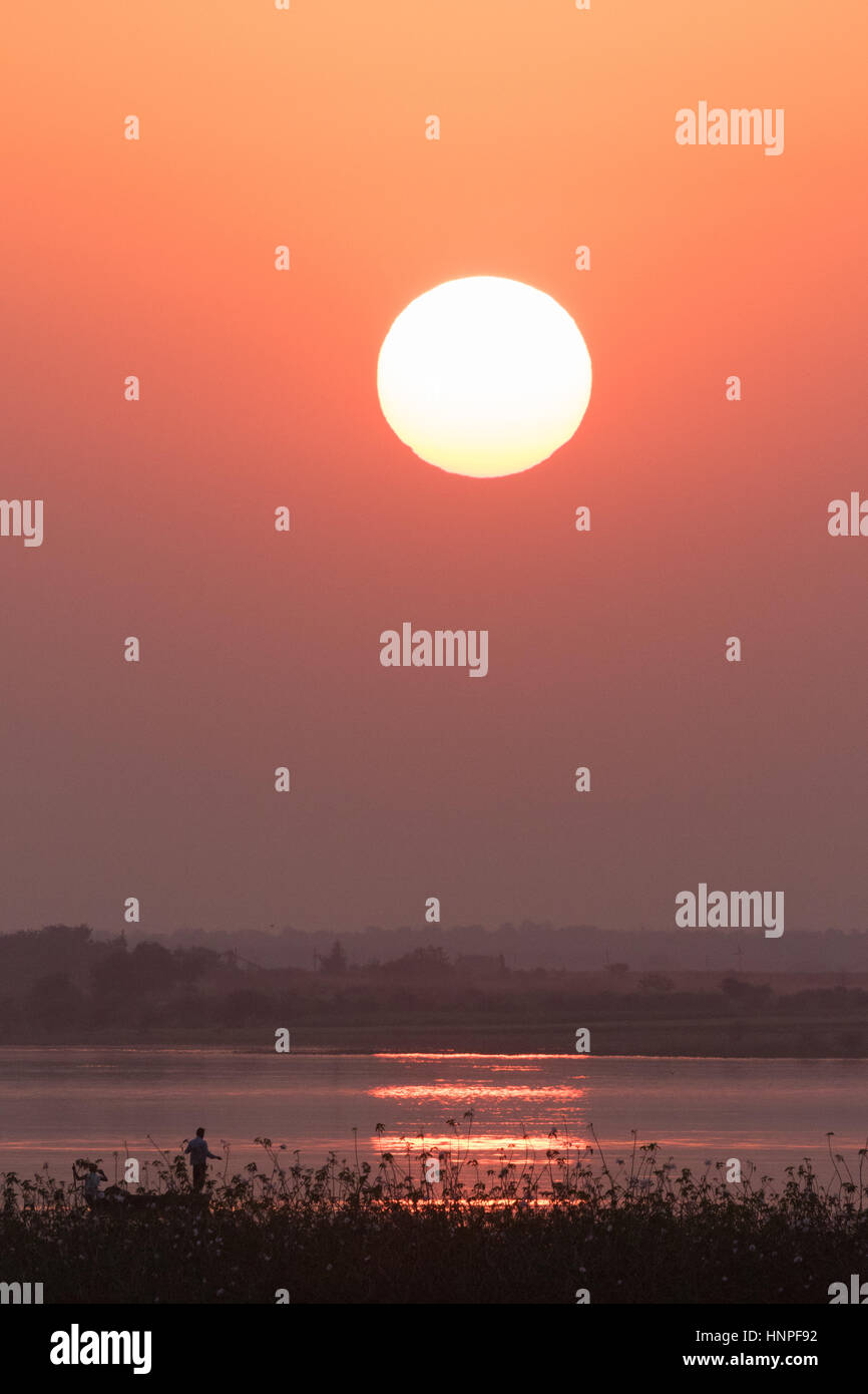 India tramonto sul Lago Tadoba, nello Stato del Maharashtra, India Asia Foto Stock