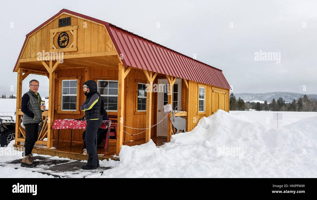Ottenere pronto ad andare fuori su di una slitta per alimentare elk in Donnelly, ID., vicino McCall in una leggera nevicata.I Punti Famiglia è stato alimentazione di wild elk sulla loro Foto Stock