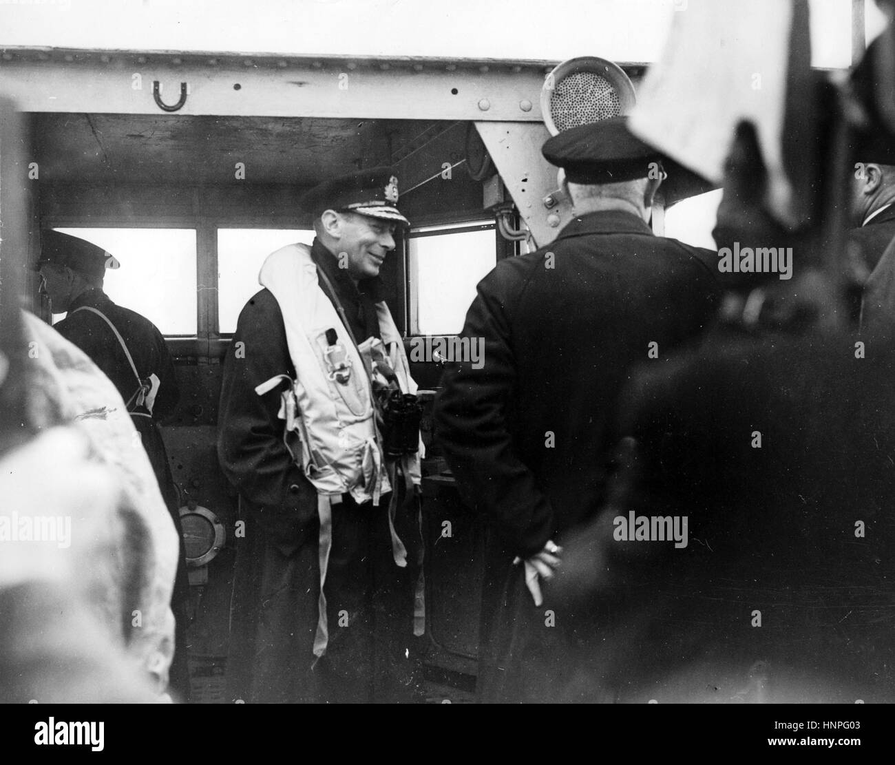 KING George VI (1895-1952) a bordo H.M.S. Arethusa visitando la Normandia beachhead nel luglio 1944. Torna alla telecamera è primo signore del mare Ammiraglio Andrew Cunningham Foto Stock