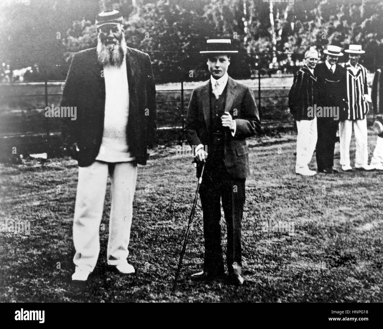 EDWARD VIII come il Principe del Galles con cricketer W.G. Grazia a Cumberland Lodge, Windsor Great Park nel 1911 Foto Stock