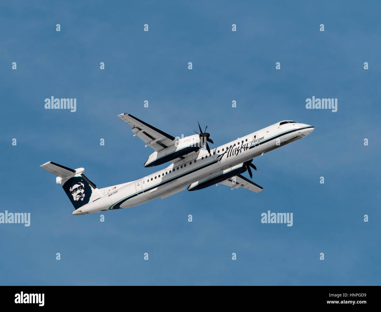 Alaska Airlines (Horizon Air) piano aereo Bombardier Dash 8 Q400 turboelica aereo regionale airborne prendere decollare da Vancouver International Foto Stock