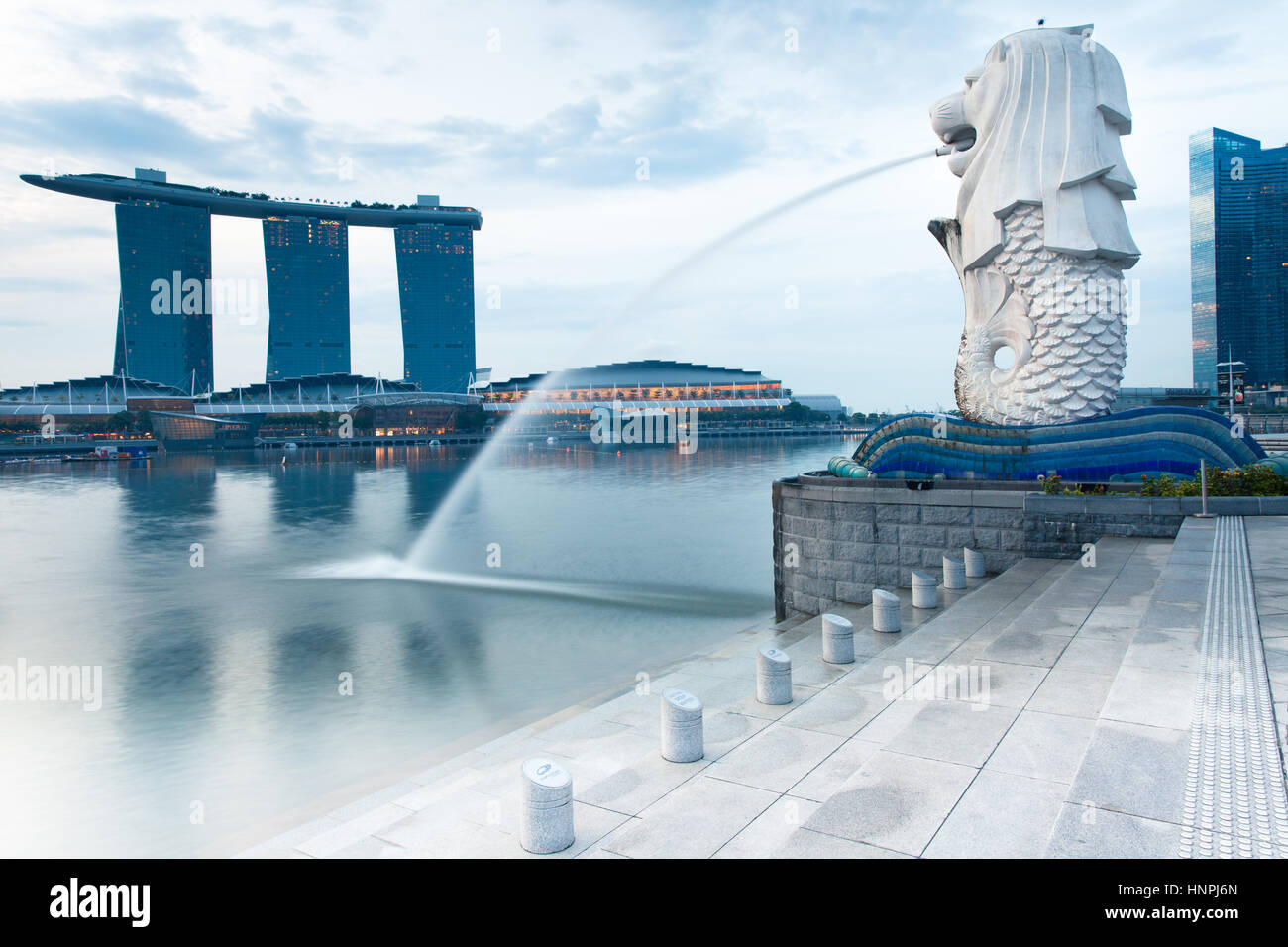 Singapore - 17 Luglio: Merlion fontana al mattino, 17 luglio 2013. Foto Stock