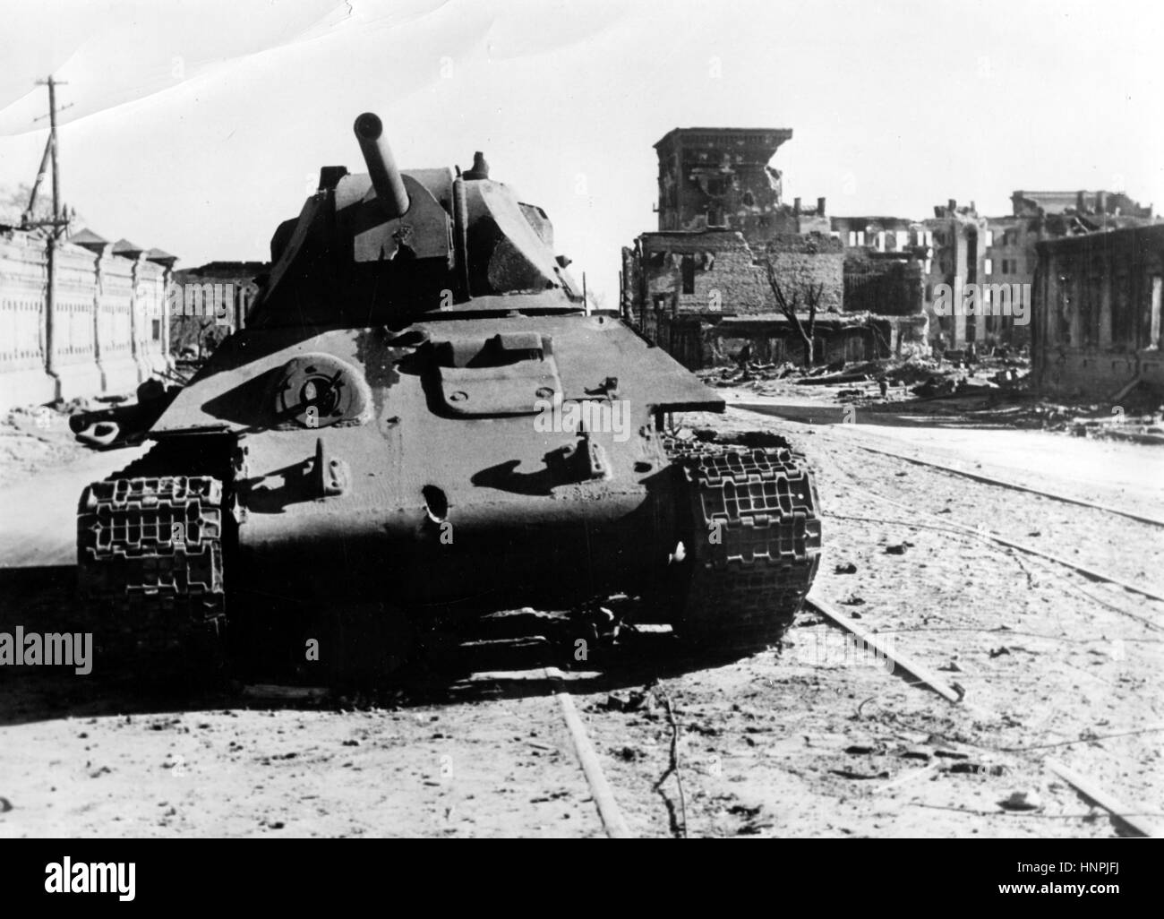 L'immagine della propaganda nazista mostra un carro armato sovietico distrutto e le rovine a Stalingrado (oggi Volgograd). Presa nell'ottobre 1942. Un giornalista di stato nazista ha scritto sul retro del quadro del 08.10.1942, 'prova di intensi combattimenti a Stalingrado. Le strade di Stalingrado sembrano completamente deserte. Carri armati sparati a pezzi e rovine caratterizzano il quadro. Ma dietro i resti di mura si aggira il nemico, in attesa di ricominciare la battaglia in qualsiasi momento". Fotoarchiv für Zeitgeschichte - NESSUN SERVIZIO DI CABLAGGIO - | utilizzo in tutto il mondo Foto Stock