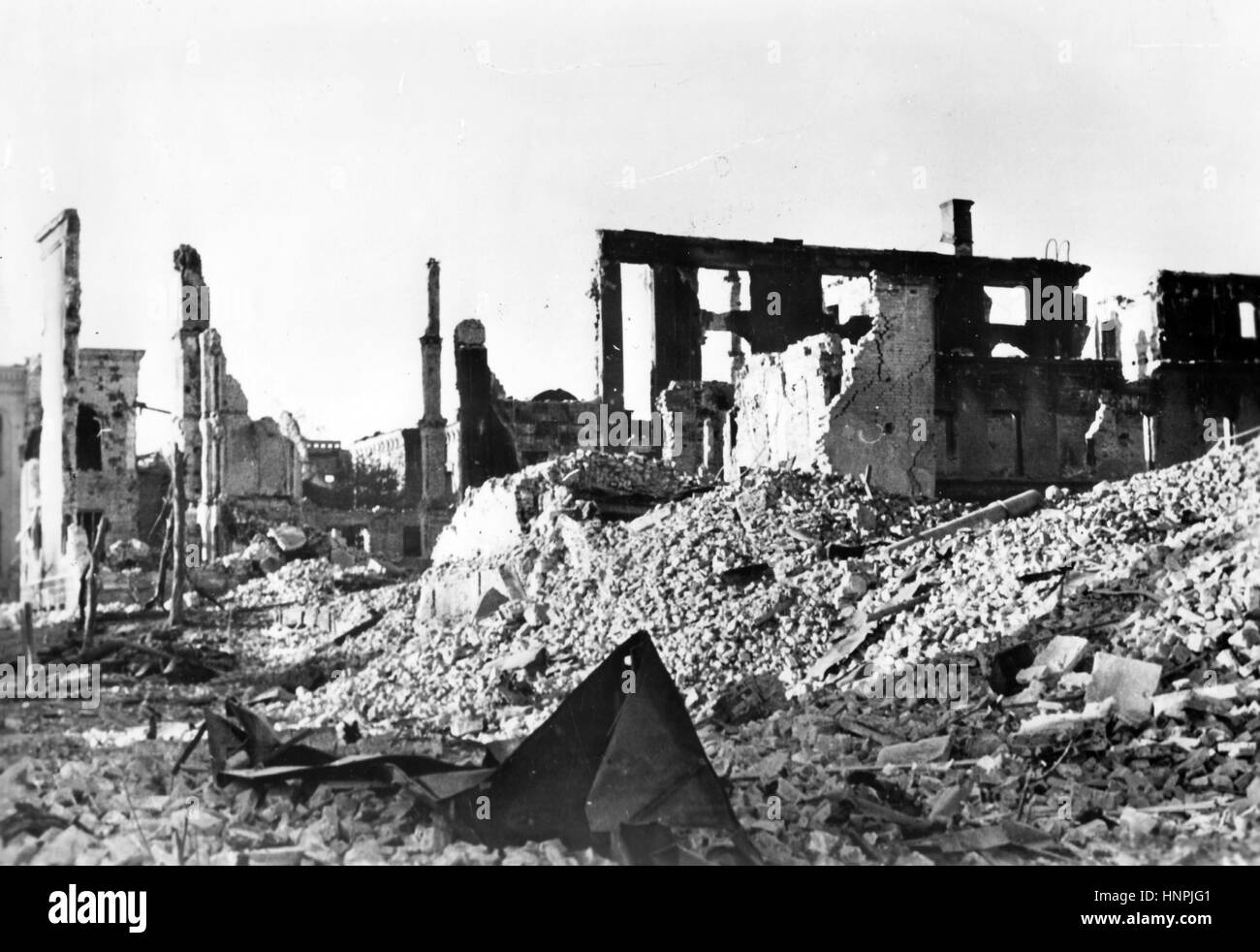 L'immagine della propaganda nazista mostra case in rovina nella città di Stalingrado (oggi Volgograd). Presa alla fine del 1942. Fotoarchiv für Zeitgeschichte - NESSUN SERVIZIO DI CABLAGGIO - | utilizzo in tutto il mondo Foto Stock