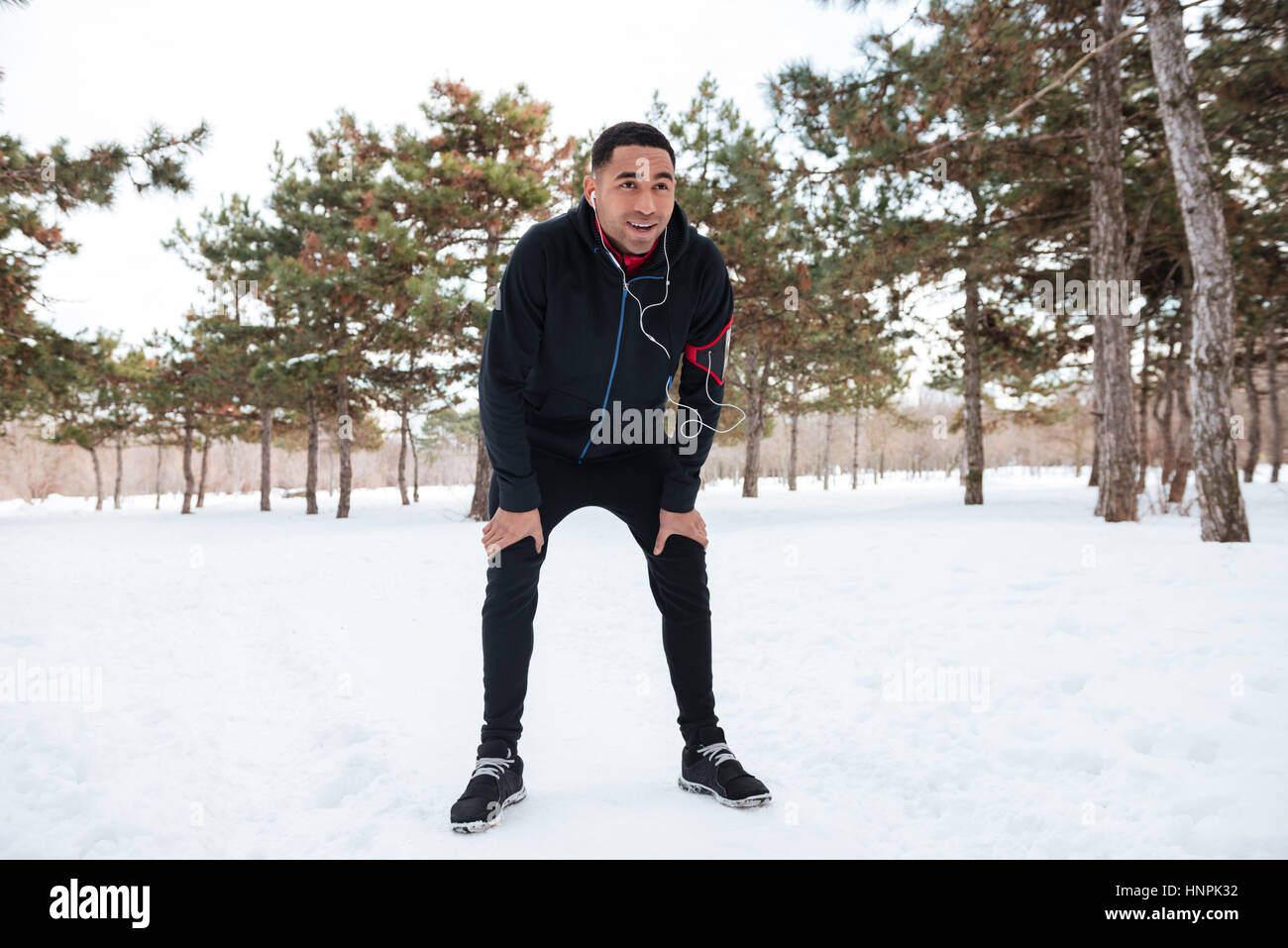 Giovani afro-americano di prendere una pausa mentre facendo inverno sessione di fitness Foto Stock
