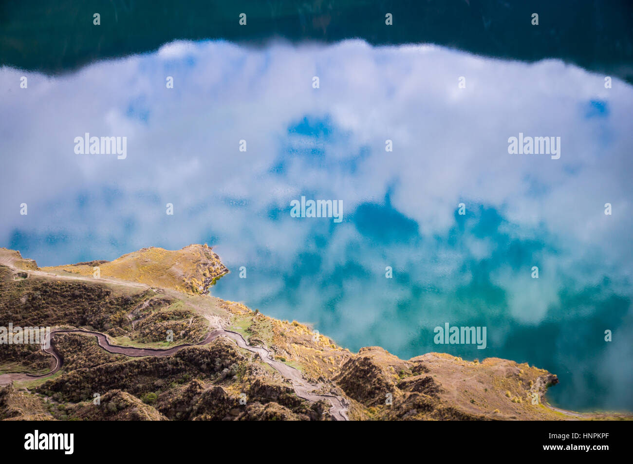 Il cratere del lago con riflessioni di Quilotoa, Ecuador Foto Stock