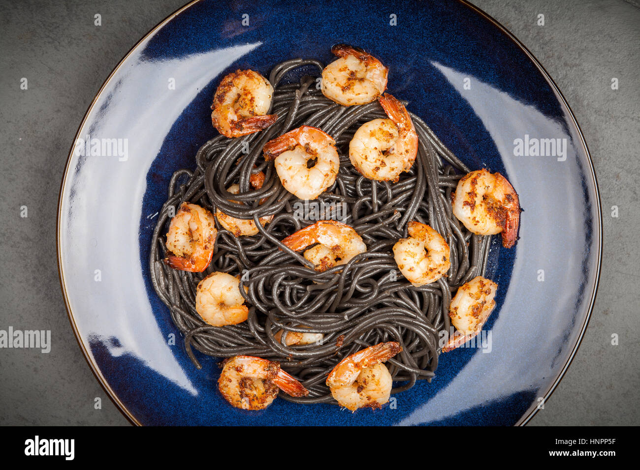 Pasta di colore nero con gamberi Foto Stock