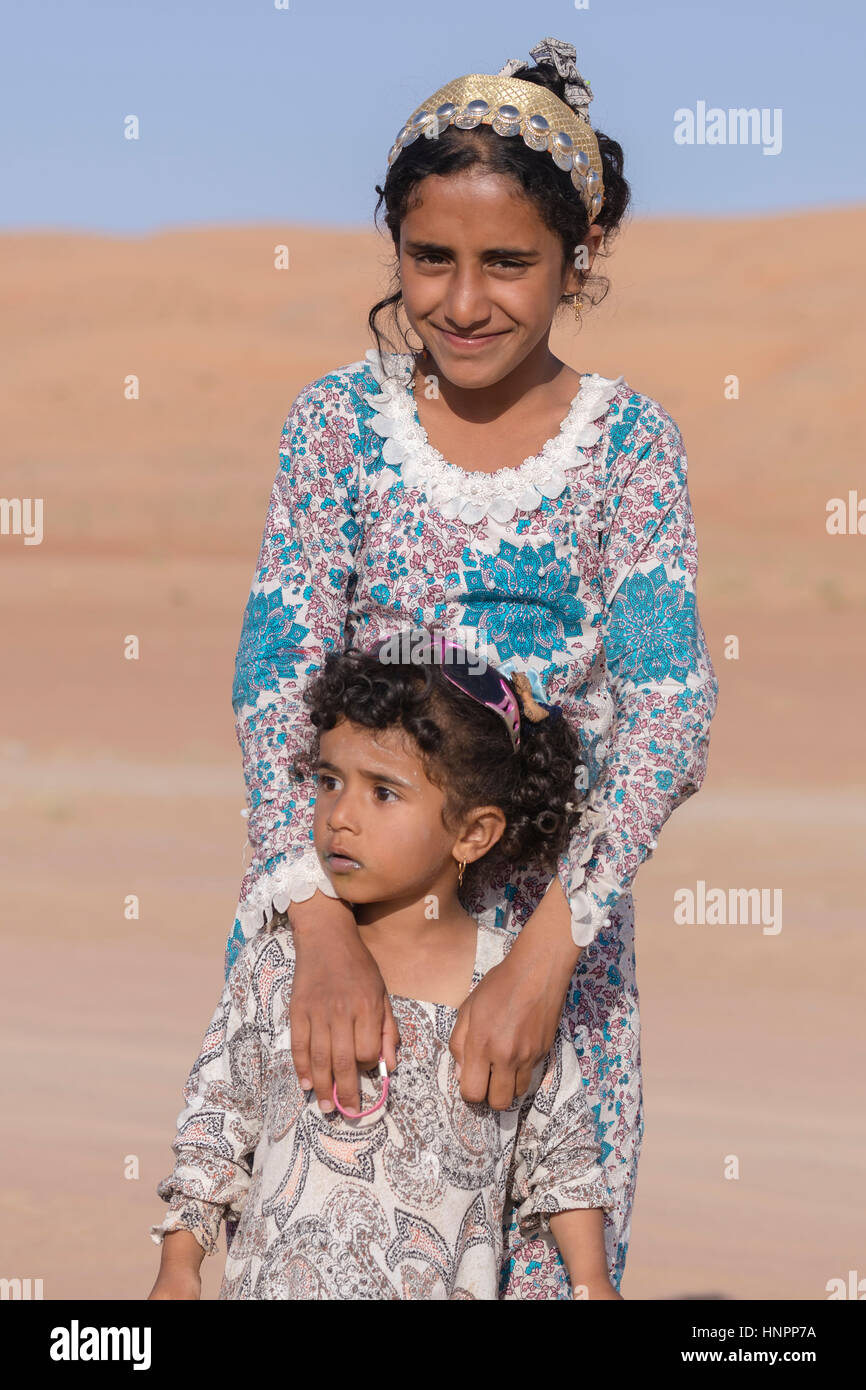 Due ragazze beduino nel Wahiba Sands, Oman, Medio Oriente e Asia Foto Stock