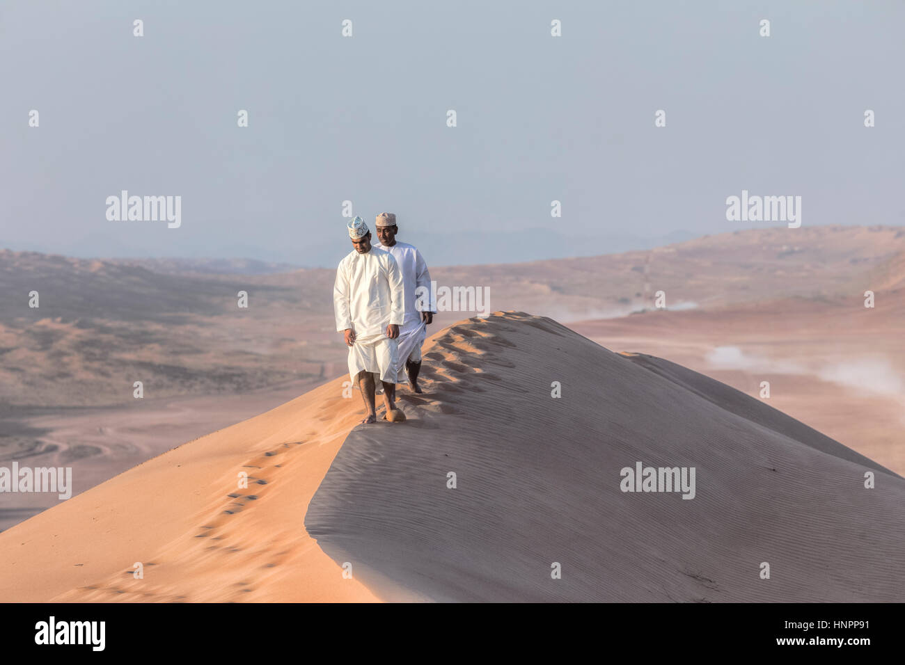 Due uomini Omani in Wahiba Sands, Oman, Medio Oriente e Asia Foto Stock