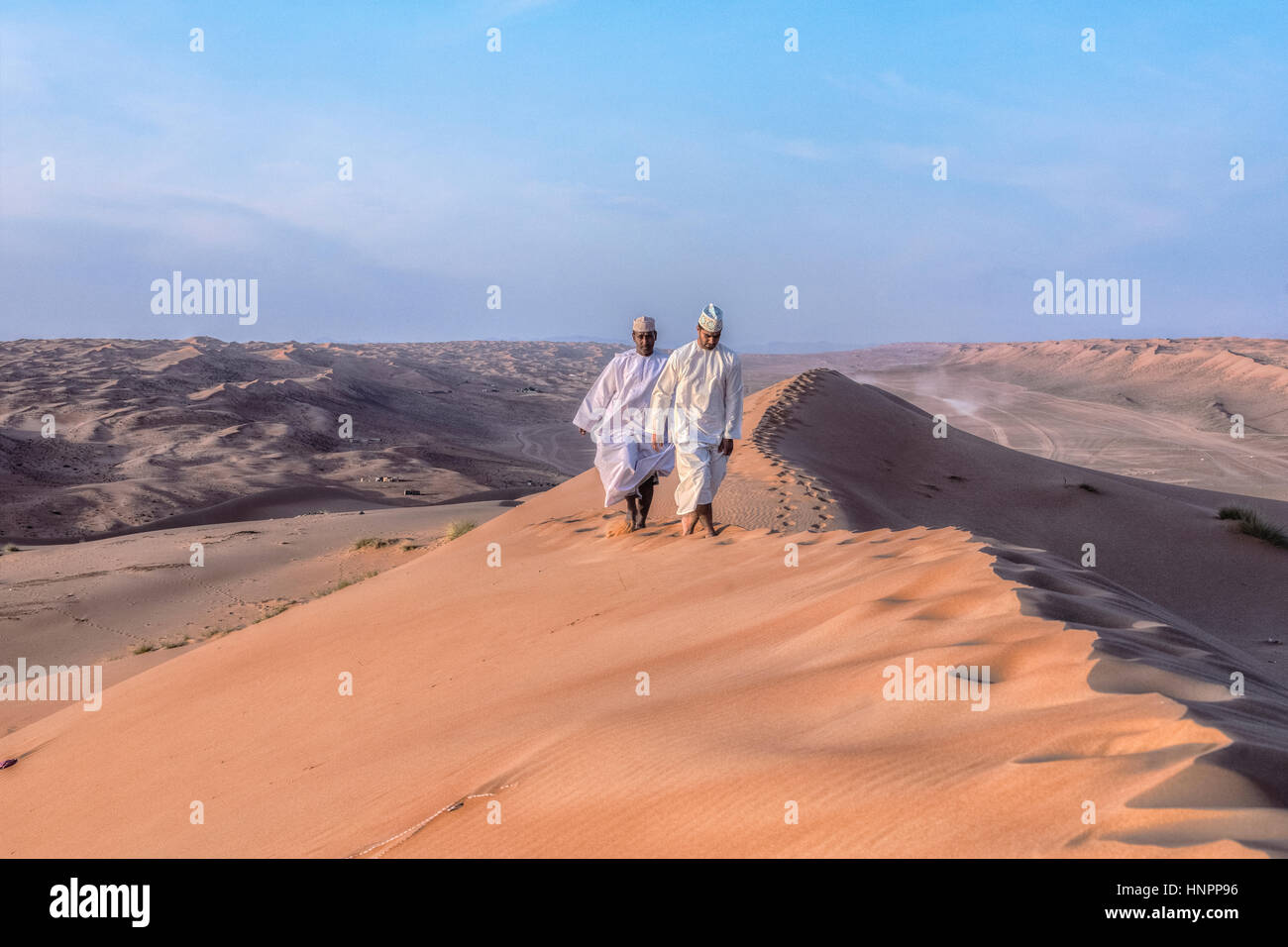Due uomini Omani in Wahiba Sands, Oman, Medio Oriente e Asia Foto Stock