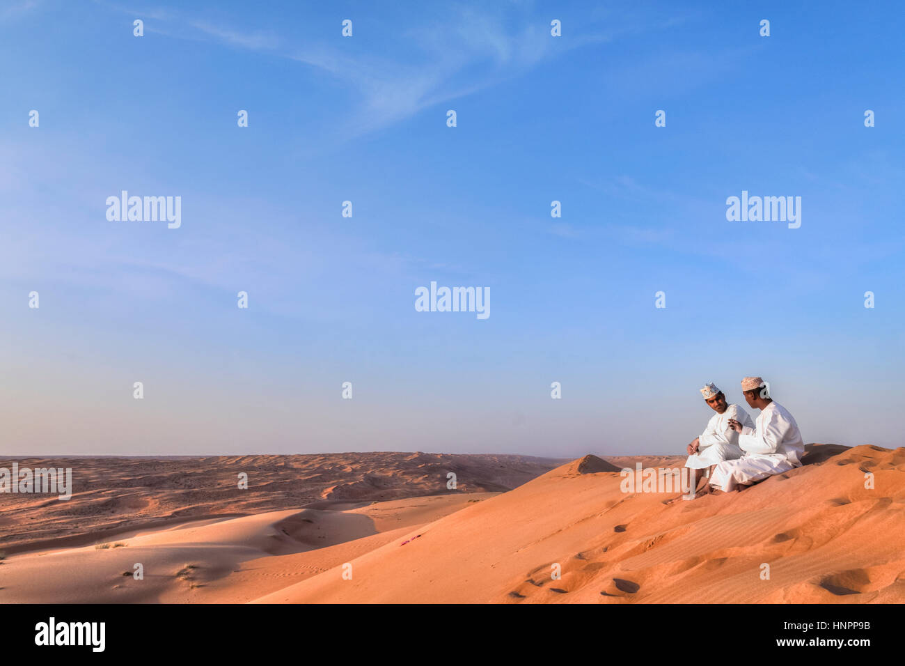 Due uomini Omani in Wahiba Sands, Oman, Medio Oriente e Asia Foto Stock