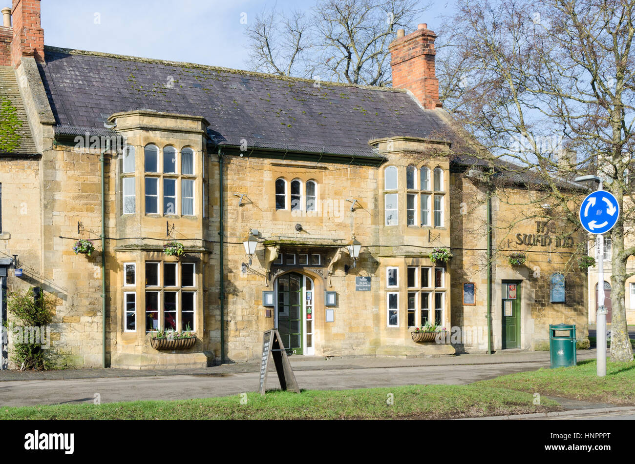 The Swan Inn public house nel Gloucestershire città di Moreton-in-Marsh in Cotswolds Foto Stock