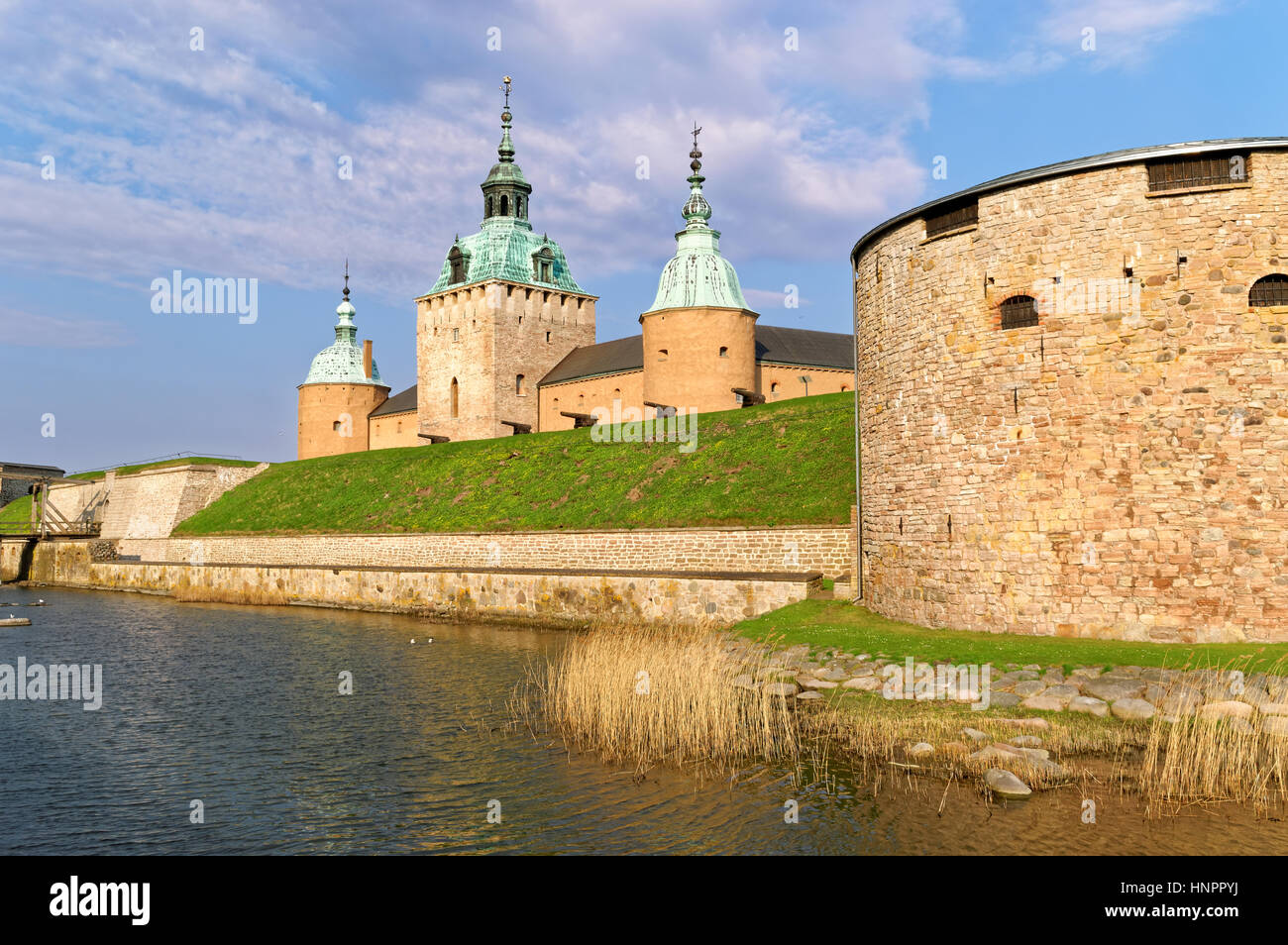 Kalmar, Svezia - 22 Aprile 2014: documentario storico di destinazione di viaggio. Il Castello di Kalmar come visto da sud-ovest. Canoni visibile sull'esterno w Foto Stock