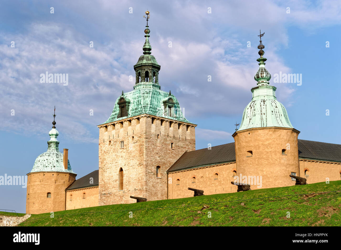 Kalmar, Svezia - 22 Aprile 2014: documentario storico di destinazione di viaggio. Il Castello di Kalmar come visto da sud-ovest. Canoni visibile sull'esterno w Foto Stock