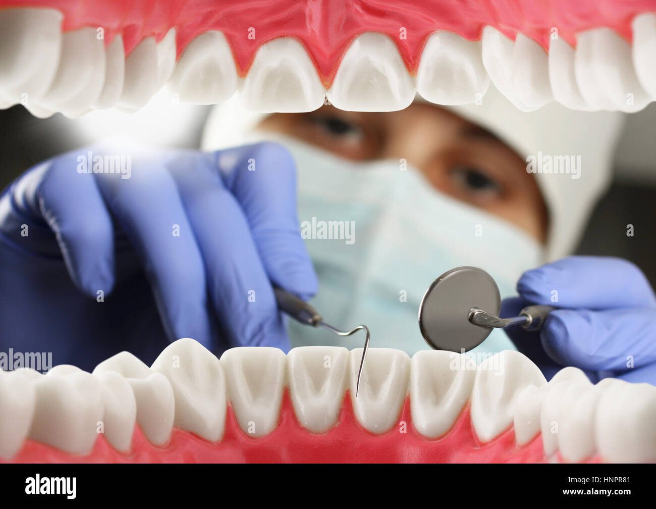 Dentista esaminando denti, all'interno della bocca vista. Soft focus Foto Stock