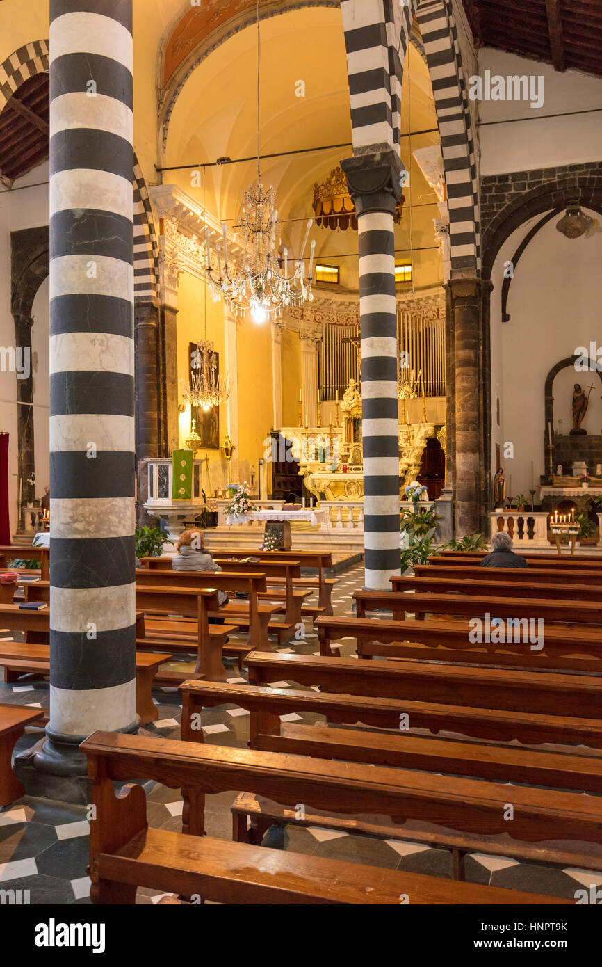 Interno della chiesa di San Giovanni (b. 1244-1307), Monterosso al Mare, Liguria, Italia Foto Stock