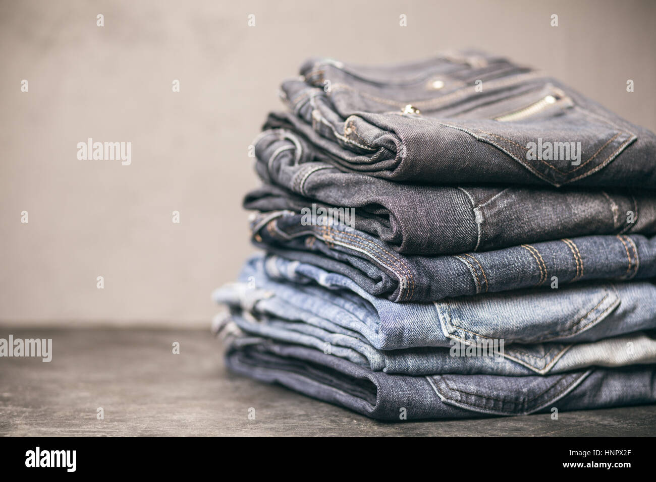 Pila di jeans Foto Stock