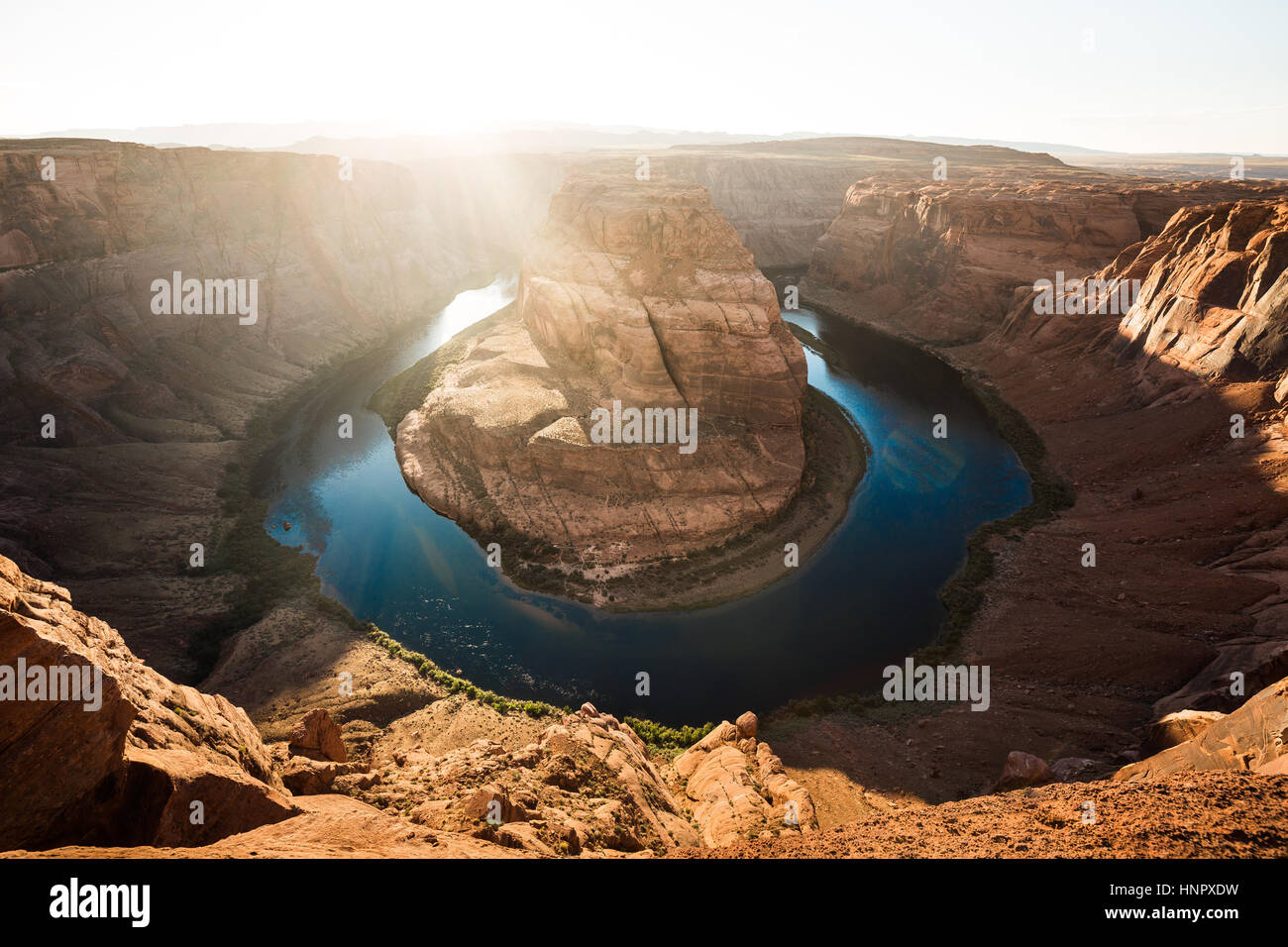 Classic ampio angolo di vista della famosa curva a ferro di cavallo, a forma di ferro di cavallo meandro del fiume Colorado in bella luce della sera al tramonto, Arizona, Stati Uniti d'America Foto Stock