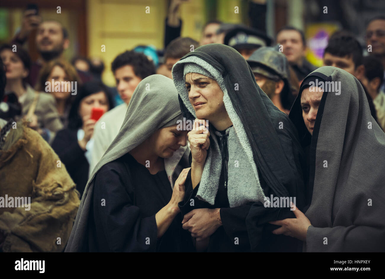 Il rumeno attrice raffigura la Vergine Addolorata Maria durante la Via Crucis rievocazione storica il 15 aprile 2014 a Bucarest, in Romania. Foto Stock