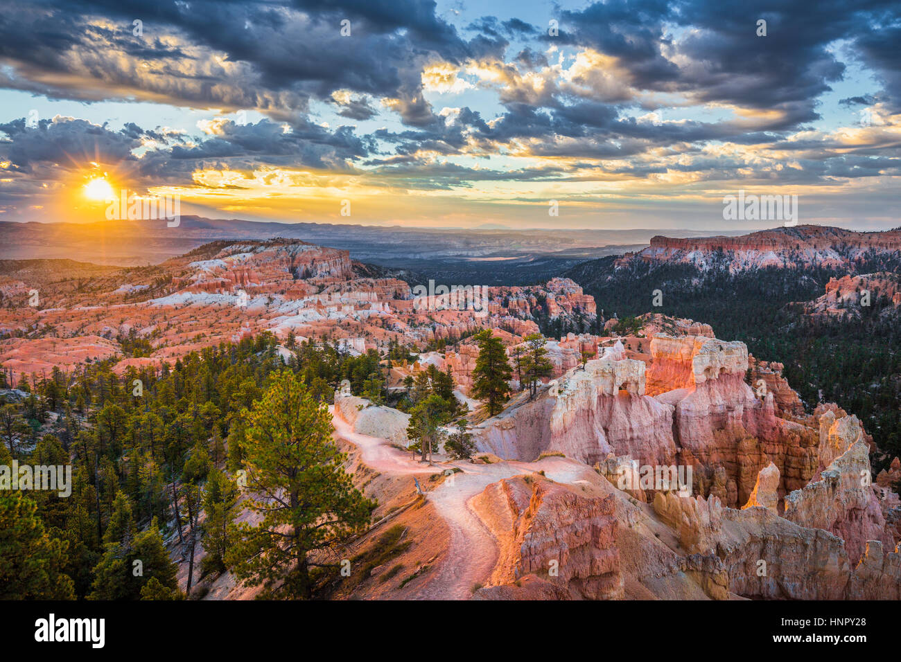 Visualizzazione classica del Parco Nazionale di Bryce Canyon in beautiful Golden. La luce del mattino al sorgere del sole con cielo blu e nuvole drammatico, sud-ovest americano, Utah Foto Stock