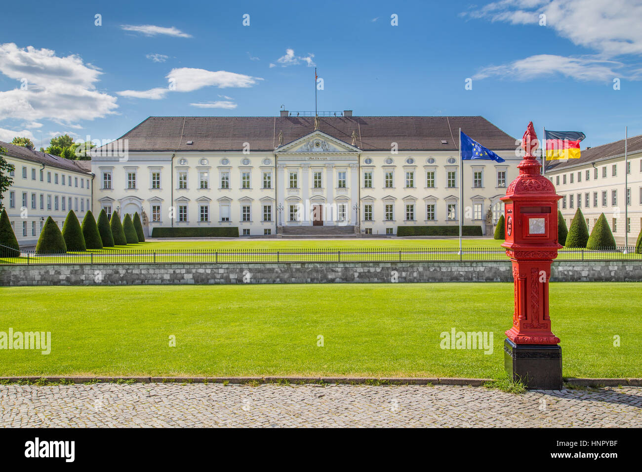 Visualizzazione classica del famoso Schloss Bellevue, residenza ufficiale del Presidente della Repubblica federale di Germania, con il fuoco di post in una giornata di sole, Berlino Foto Stock