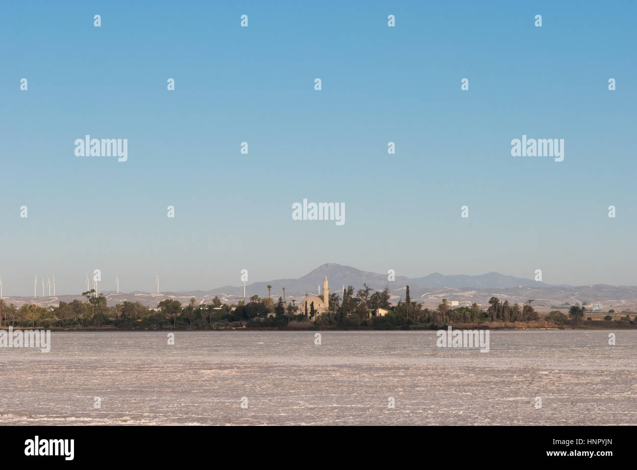 Sultan Tekke moschea nei pressi di Larnaca a Cipro vista da tutto il sale secco Lago su sunrise Foto Stock