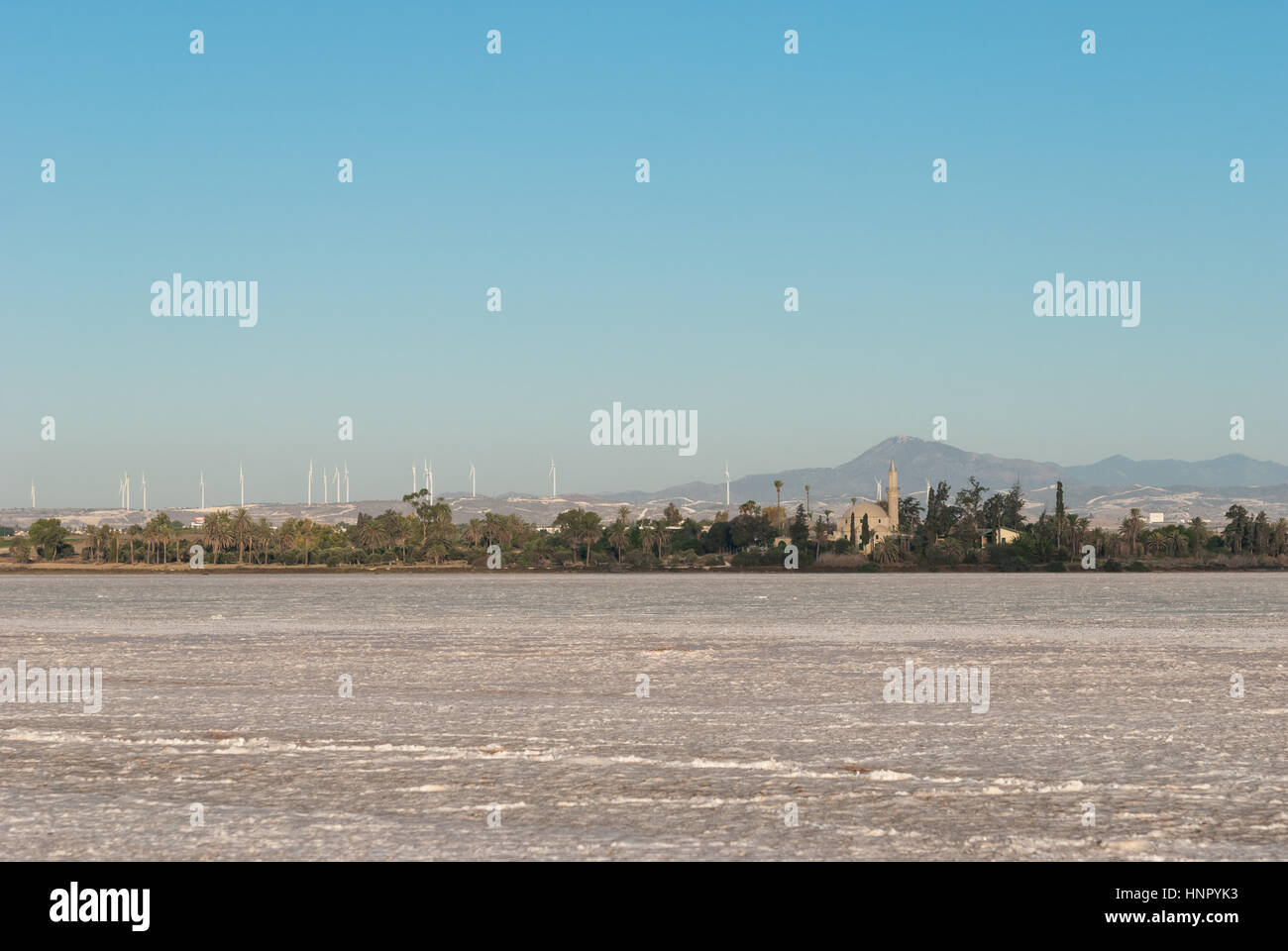 Sultan Tekke moschea nei pressi di Larnaca a Cipro vista da tutto il sale secco Lago su sunrise Foto Stock