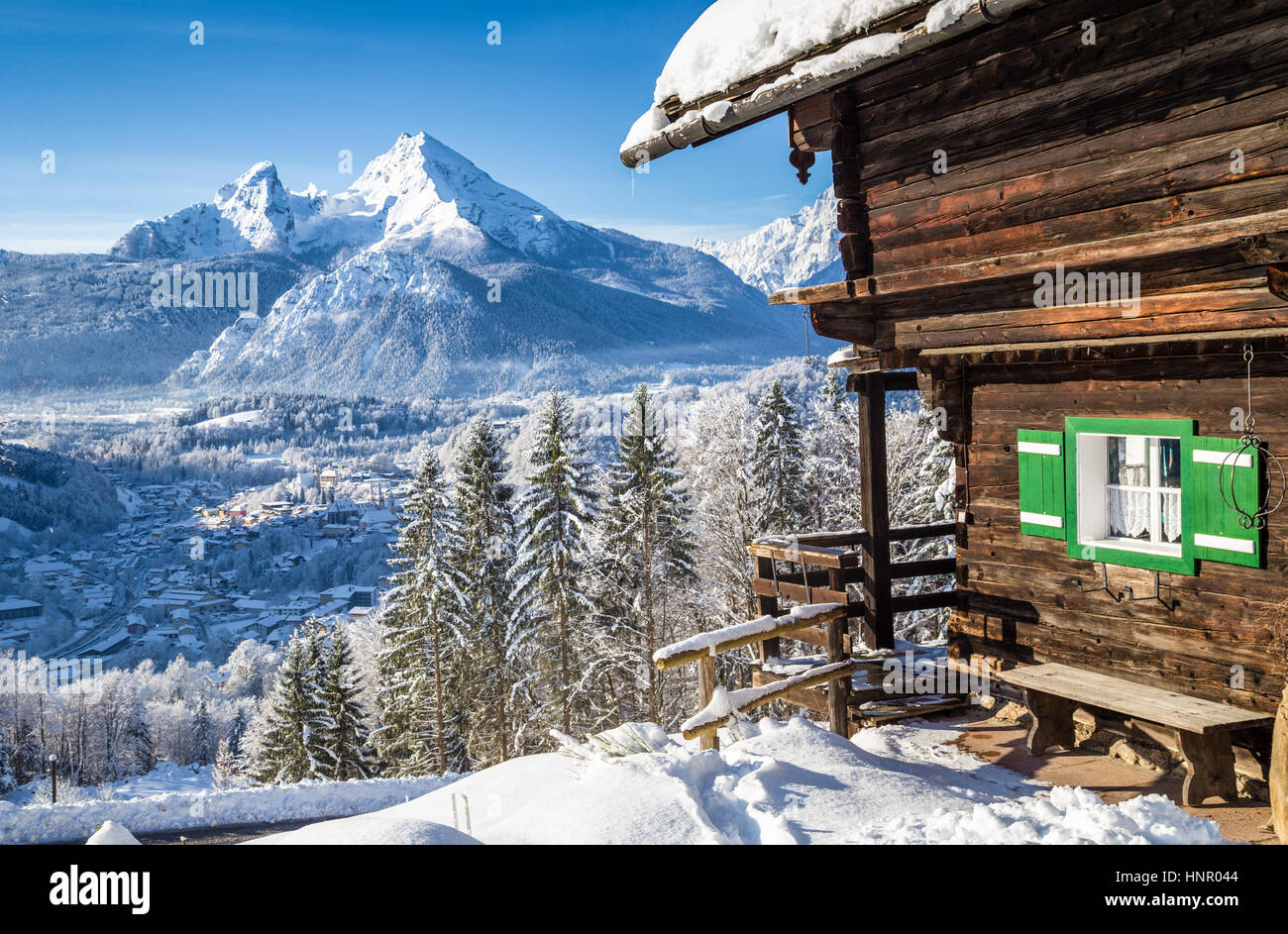 Bellissima vista della Scenic bianco inverno paese delle meraviglie del paesaggio di montagna delle Alpi con tradizionale baita in legno in una fredda giornata di sole Foto Stock