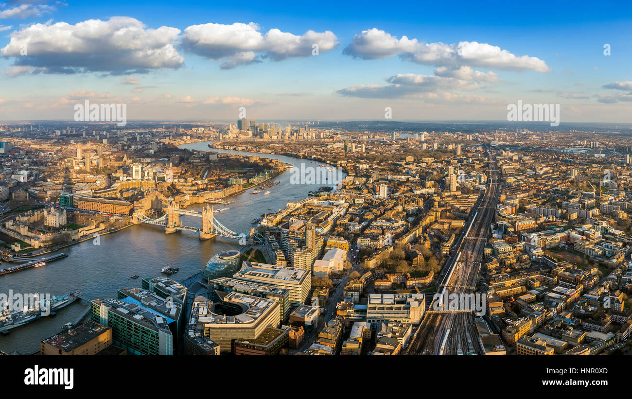 Londra, Inghilterra - panoramica vista aerea di Londra con la famosa torre e il Tower Bridge e skyscrapesr di Canary Wharf in background Foto Stock