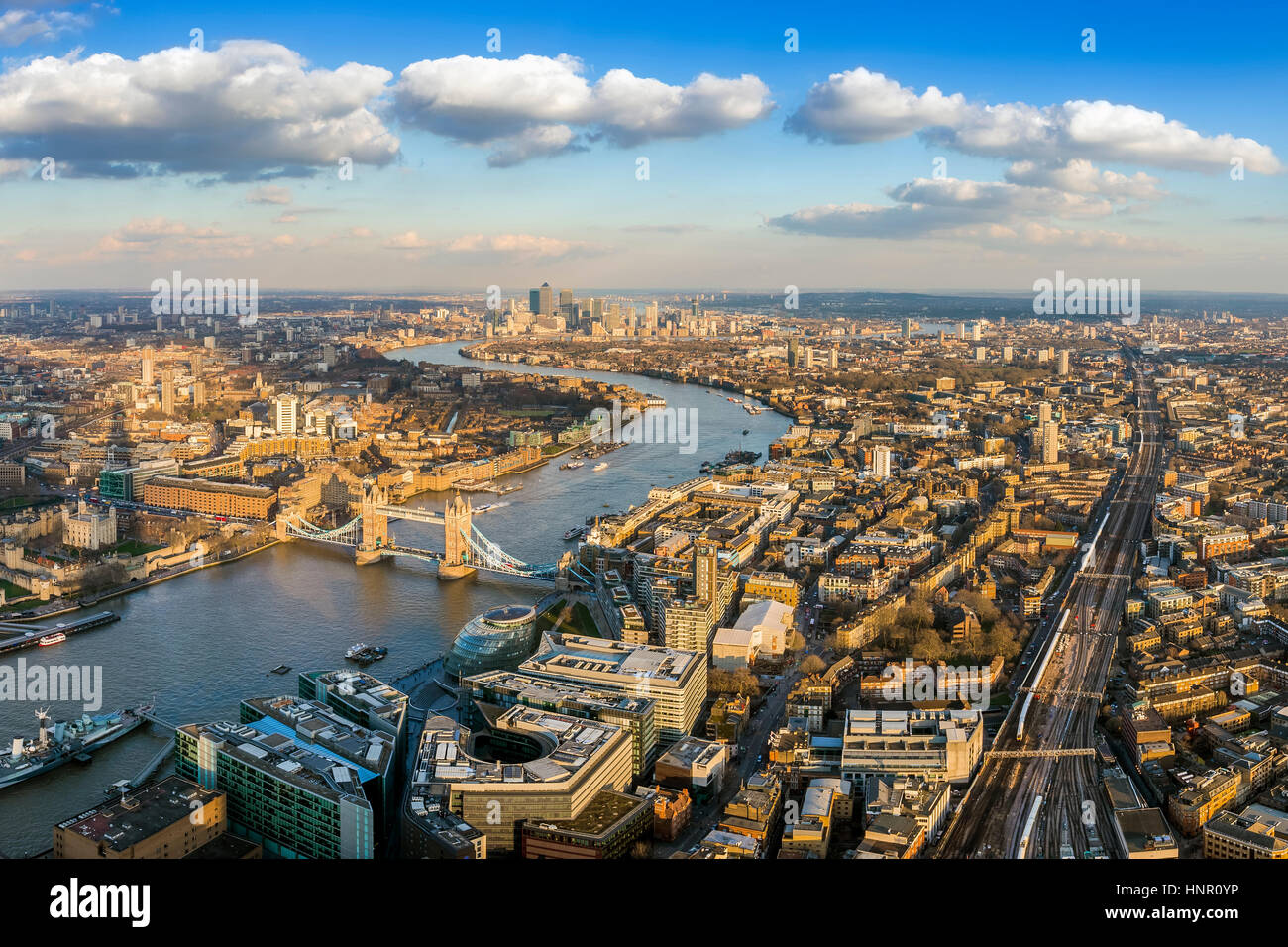 Londra, Inghilterra - panoramica vista aerea di Londra con la famosa torre e il Tower Bridge e skyscrapesr di Canary Wharf in background Foto Stock