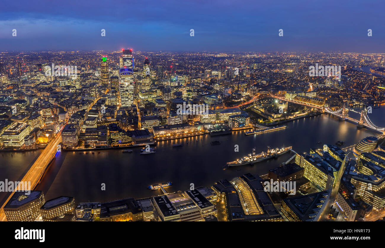 Londra, Inghilterra - Antenna di vista panoramica sullo skyline di Londra di notte. Questa vista icludes il London Bridge e il Tower Bridge e la Torre di Londra e la famosa azienda Foto Stock