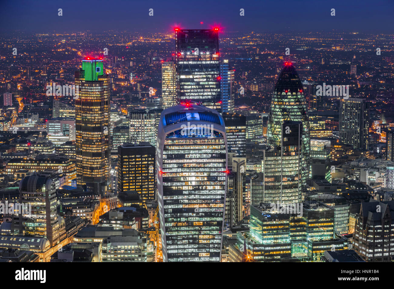 Londra, Inghilterra - Antenna vista sullo skyline di Londra il famoso quartiere degli affari con i grattacieli e gli uffici di notte Foto Stock