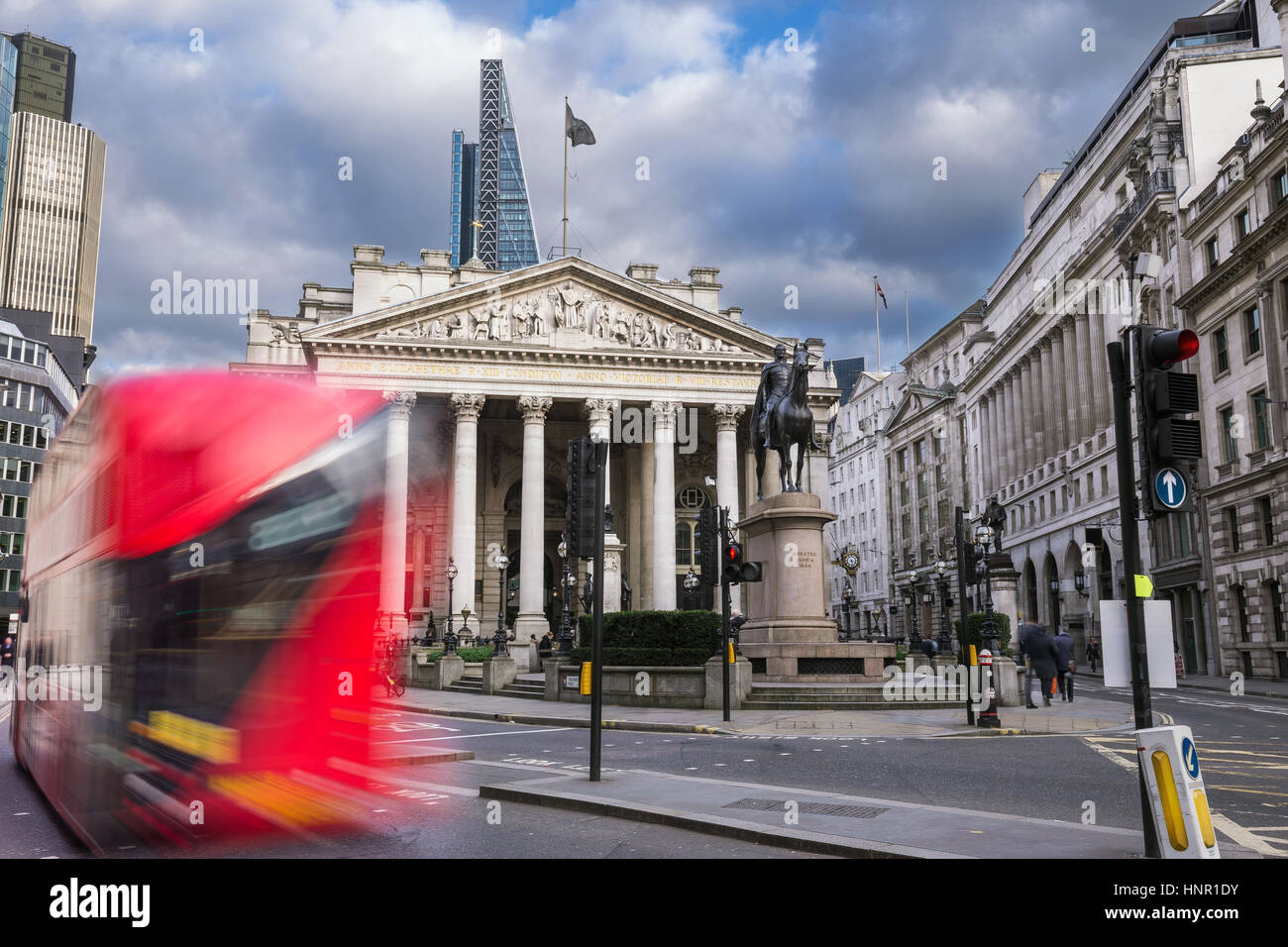 Londra, Inghilterra - Royal Echnage edificio con spostamento bus rosso a due piani Foto Stock