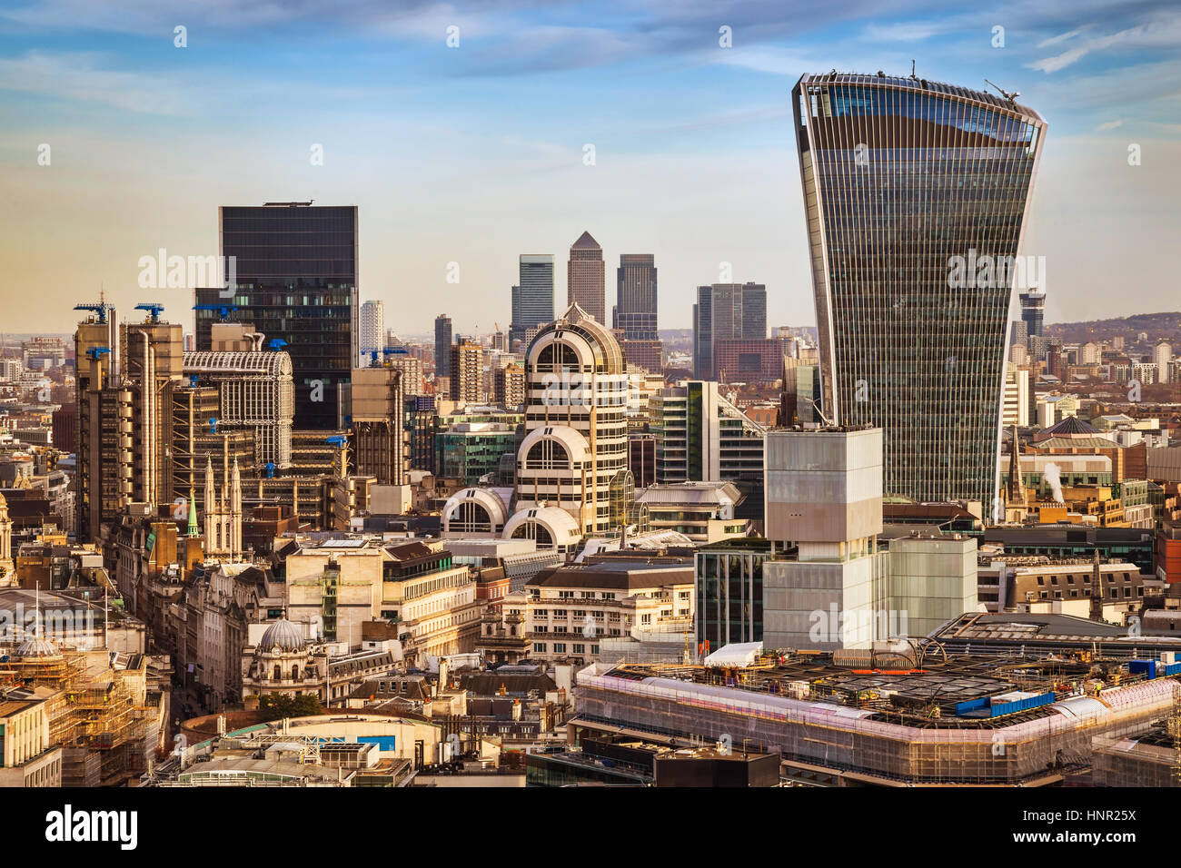 Londra, Inghilterra - il distretto bancario e da Canary Wharf, i due principali quartieri finanziari di tutto il mondo nella zona centrale di Londra con famosi grattacieli e altri Foto Stock