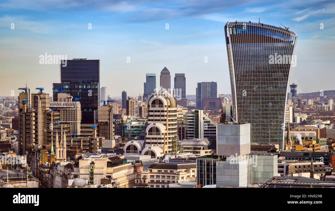 Londra, Inghilterra - il distretto bancario e da Canary Wharf, i due principali quartieri finanziari di tutto il mondo nella zona centrale di Londra con famosi grattacieli e altri Foto Stock
