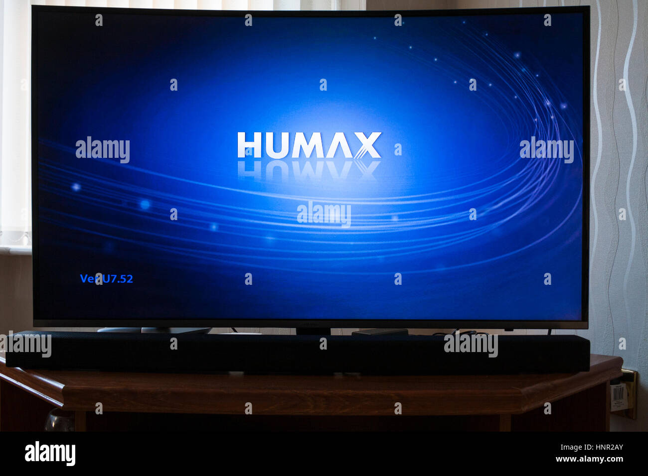 Ultra HD LED Smart TV collegamento a un ricevitore Humax set top box per la registrazione di programmi di Freesat per la successiva visione dei programmi Foto Stock