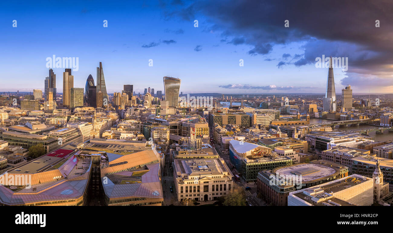 Londra, Inghilterra - Vista panoramica del famoso quartiere bancario di Londra, il principale distretto finanziario del mondo al tramonto con grattacieli e Foto Stock